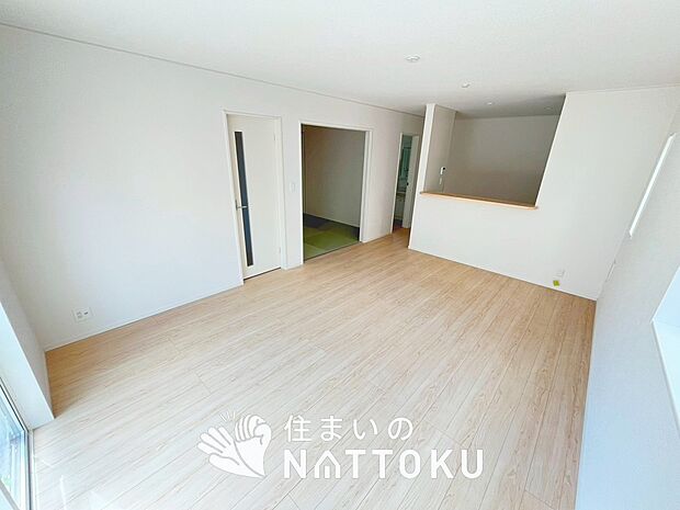 現地写真（リビング）
フローリング材には、木目、色調など木材特有の風合いがあり、ナチュラルな美しさになっています。
