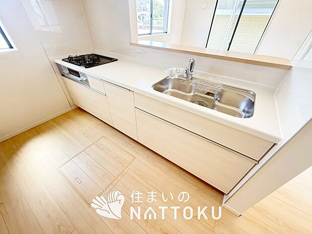現地写真（キッチン）
収納たっぷりのシステムキッチン、浄水器付水栓を標準装備しています。
