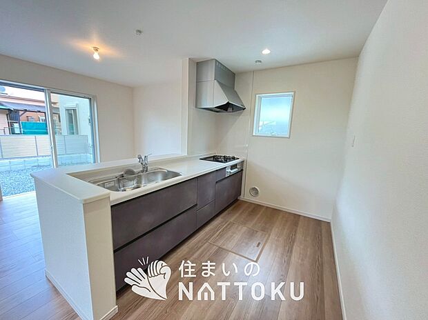 現地写真（キッチン）
収納たっぷりのシステムキッチン、浄水器付水栓を標準装備しています。
