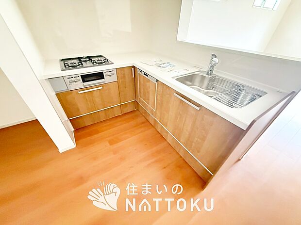 現地写真(キッチン)
収納たっぷりのシステムキッチン、浄水器付水栓を標準装備しています。