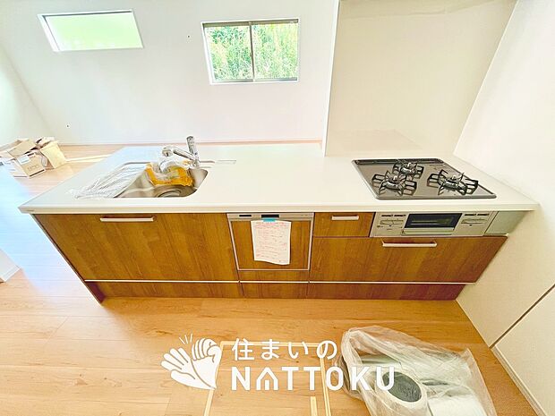 現地写真(キッチン)
収納たっぷりのシステムキッチン、浄水器付水栓を標準装備しています。