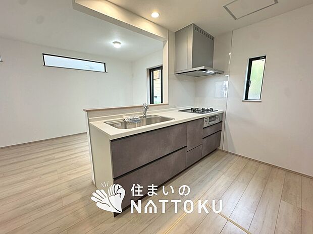現地写真(キッチン)
収納たっぷりのシステムキッチン、浄水器付水栓を標準装備しています。
