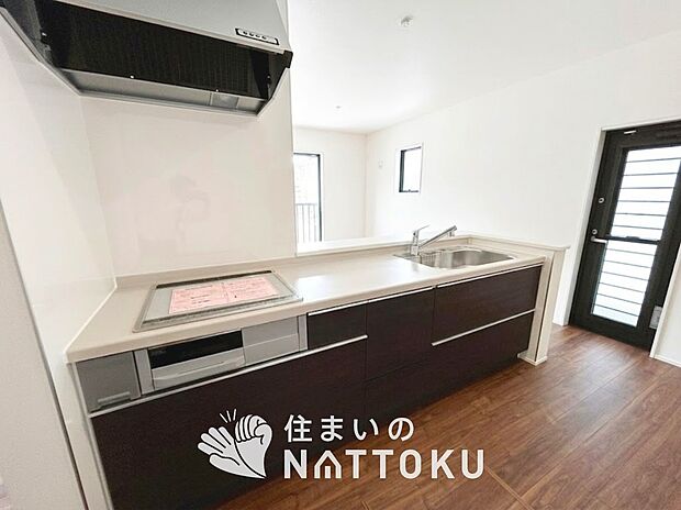 現地写真（キッチン）
収納たっぷりのシステムキッチン、浄水器付水栓を標準装備しています。
