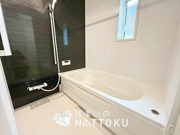 現地写真（浴室）
浴室暖房乾燥機付き。１坪タイプで広々です。

