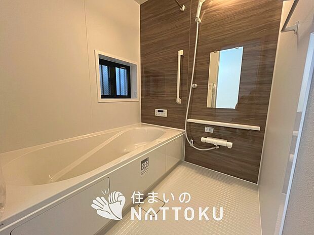 現地写真（浴室）
浴室暖房乾燥機付き。１坪タイプで広々です。
