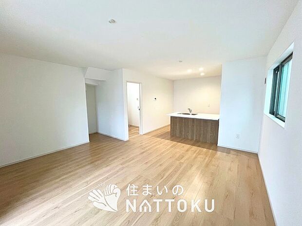 現地写真（リビング）
フローリング材には、木目、色調など木材特有の風合いがあり、ナチュラルな美しさになっています。
