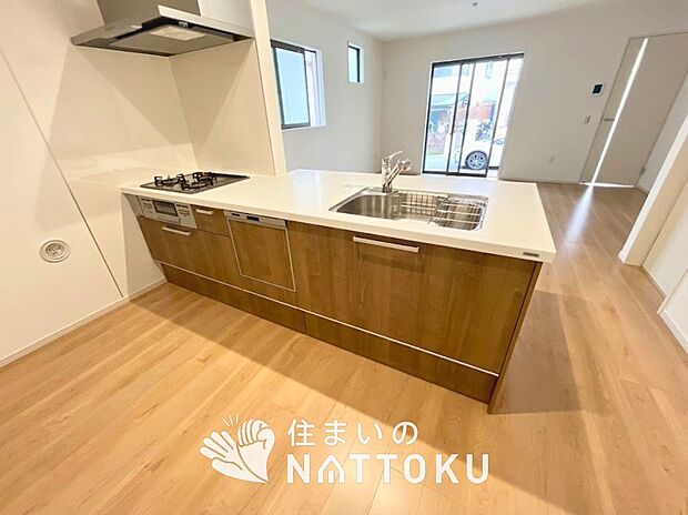 現地写真（キッチン）
収納たっぷりのシステムキッチン、浄水器付水栓を標準装備しています。
