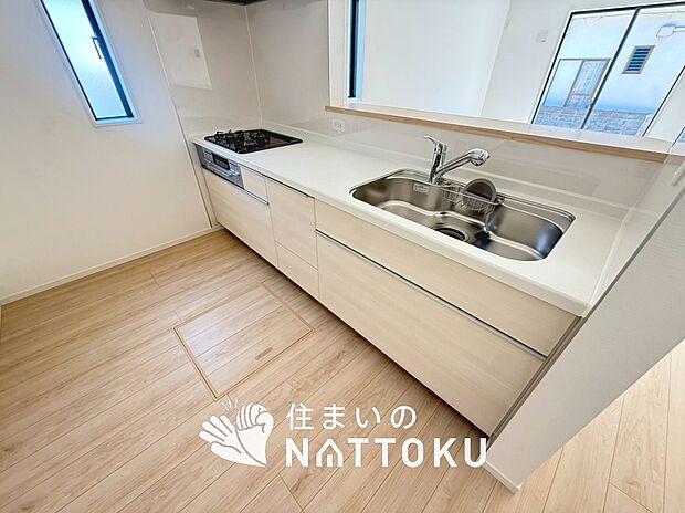 現地写真（キッチン）
収納たっぷりのシステムキッチン、浄水器付水栓を標準装備しています。
