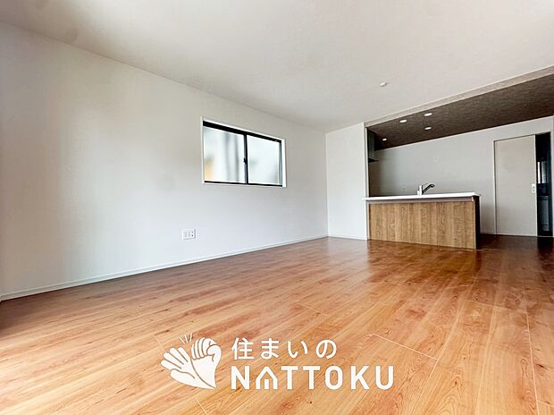 現地写真(リビング)
フローリング材には、木目、色調など木材特有の風合いがあり、ナチュラルな美しさになっています。