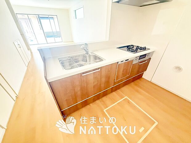 現地写真（キッチン）
収納たっぷりのシステムキッチン、浄水器付水栓を標準装備しています。
