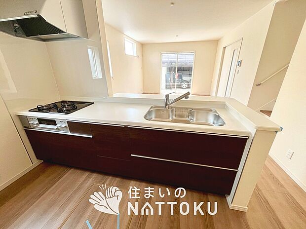現地写真（キッチン）
収納たっぷりのシステムキッチン、浄水器付水栓を標準装備しています。
