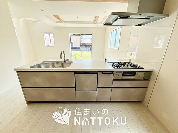 現地写真（キッチン）
収納たっぷりのシステムキッチン、浄水器付水栓を標準装備しています。
