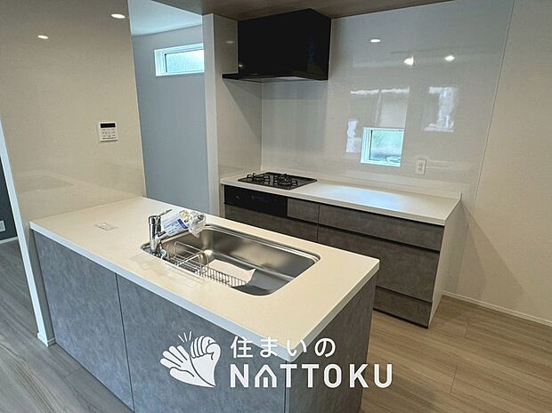 現地写真（キッチン）
収納たっぷりのシステムキッチン、浄水器付水栓を標準装備しています。
