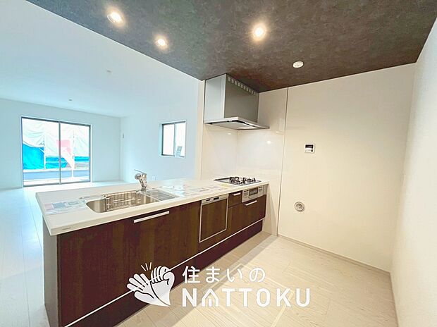 現地写真（キッチン）
収納たっぷりのシステムキッチン、浄水器付水栓を標準装備しています。

