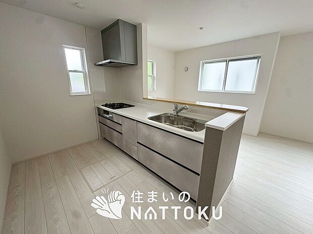現地写真（キッチン）
収納たっぷりのシステムキッチン、浄水器付水栓を標準装備しています。

