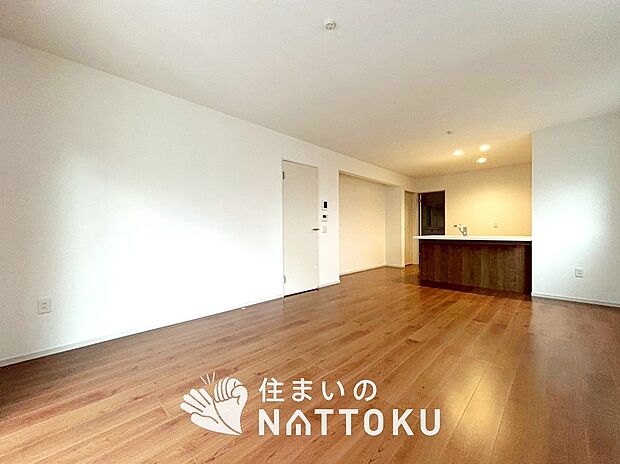現地写真(リビング)
フローリング材には、木目、色調など木材特有の風合いがあり、ナチュラルな美しさになっています。