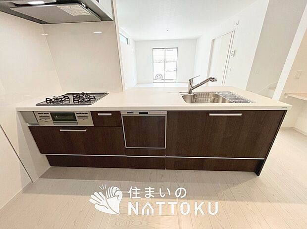 現地写真(キッチン)
収納たっぷりのシステムキッチン、浄水器付水栓を標準装備しています。
