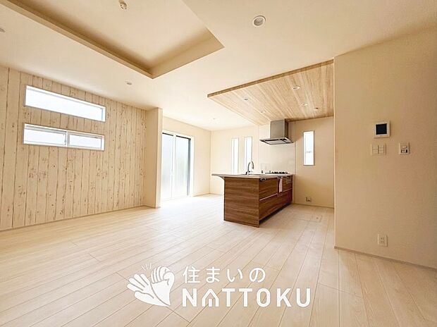 現地写真(リビング)
フローリング材には、木目、色調など木材特有の風合いがあり、ナチュラルな美しさになっています。