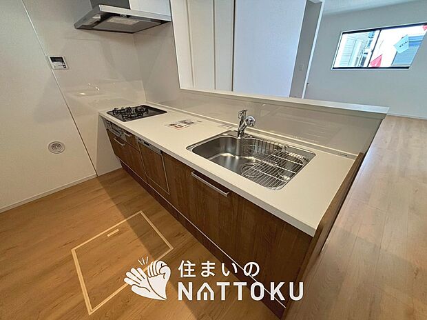 現地写真（キッチン）
収納たっぷりのシステムキッチン、浄水器付水栓を標準装備しています。
