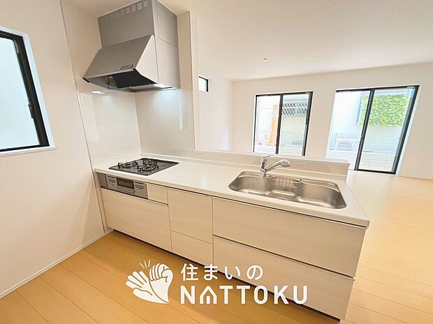 現地写真(キッチン)
収納たっぷりのシステムキッチン、浄水器付水栓を標準装備しています。