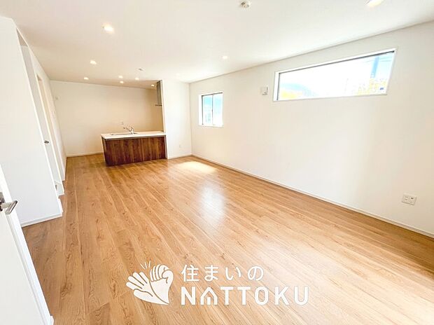 現地写真(リビング)
フローリング材には、木目、色調など木材特有の風合いがあり、ナチュラルな美しさになっています。