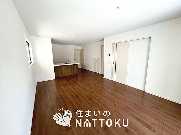 現地写真(リビング)
フローリング材には、木目、色調など木材特有の風合いがあり、ナチュラルな美しさになっています。