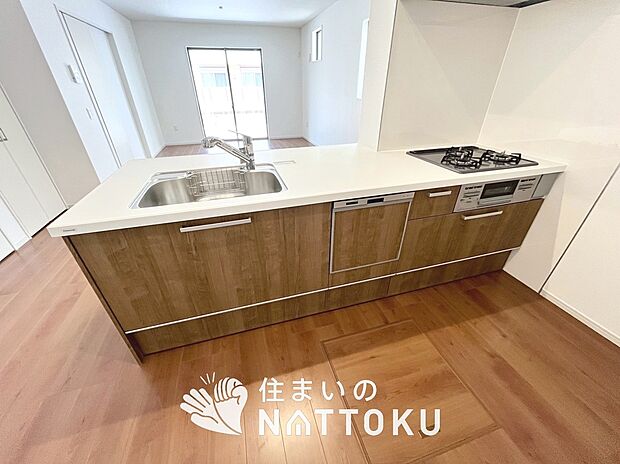 現地写真(キッチン)
収納たっぷりのシステムキッチン、浄水器付水栓を標準装備しています。