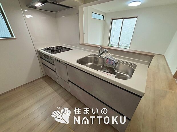 現地写真(キッチン)
収納たっぷりのシステムキッチン、浄水器付水栓を標準装備しています。