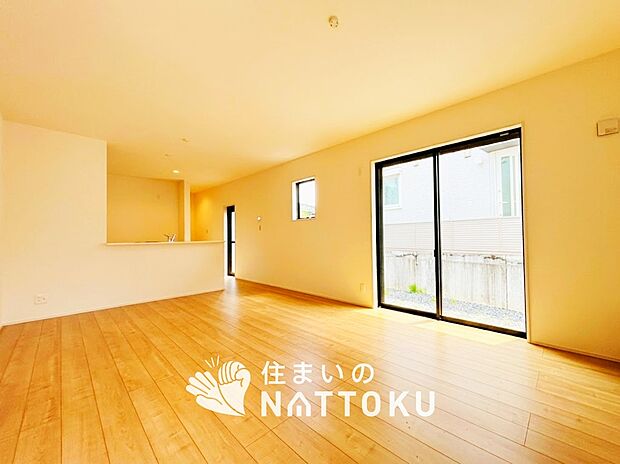 現地写真(リビング)
フローリング材には、木目、色調など木材特有の風合いがあり、ナチュラルな美しさになっています。