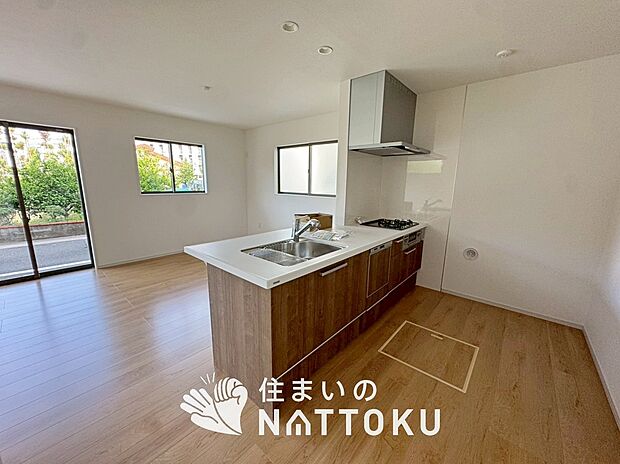 現地写真(キッチン)
収納たっぷりのシステムキッチン、浄水器付水栓を標準装備しています。