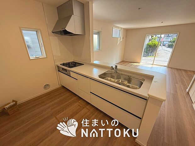現地写真(キッチン)
収納たっぷりのシステムキッチン、浄水器付水栓を標準装備しています。