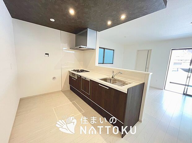 現地写真(キッチン)
収納たっぷりのシステムキッチン、浄水器付水栓を標準装備しています。