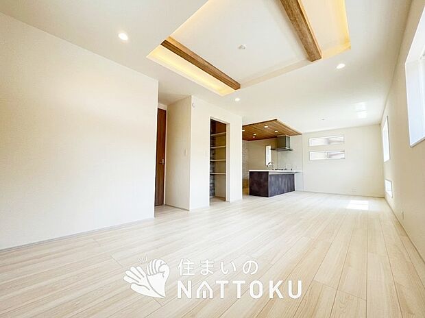 現地写真(リビング)
フローリング材には、木目、色調など木材特有の風合いがあり、ナチュラルな美しさになっています。
