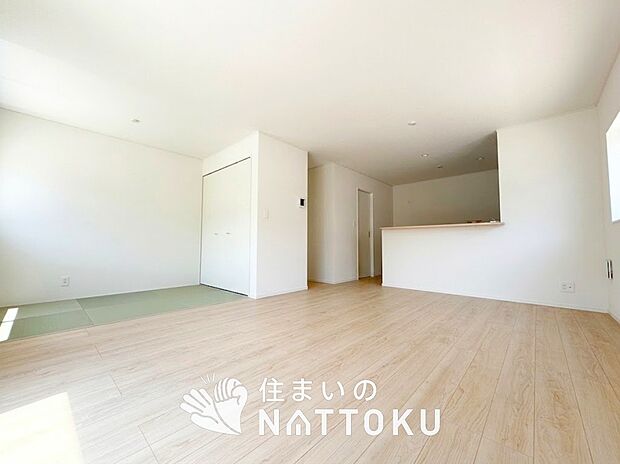 現地写真(リビング)
フローリング材には、木目、色調など木材特有の風合いがあり、ナチュラルな美しさになっています。