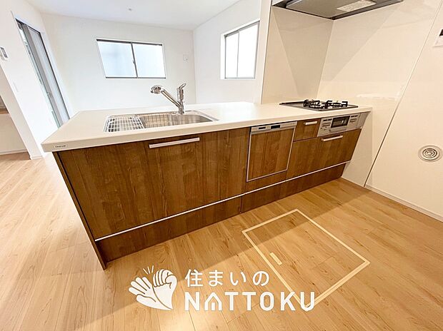 現地写真(キッチン)
収納たっぷりのシステムキッチン、浄水器付水栓を標準装備しています。