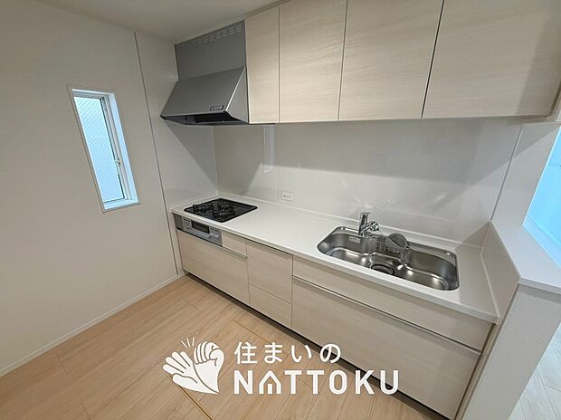 現地写真(キッチン)
収納たっぷりのシステムキッチン、浄水器付水栓を標準装備しています。
