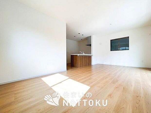 現地写真(リビング)
フローリング材には、木目、色調など木材特有の風合いがあり、ナチュラルな美しさになっています。