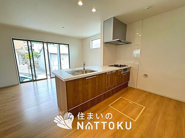 現地写真(キッチン)
収納たっぷりのシステムキッチン、浄水器付水栓を標準装備しています。