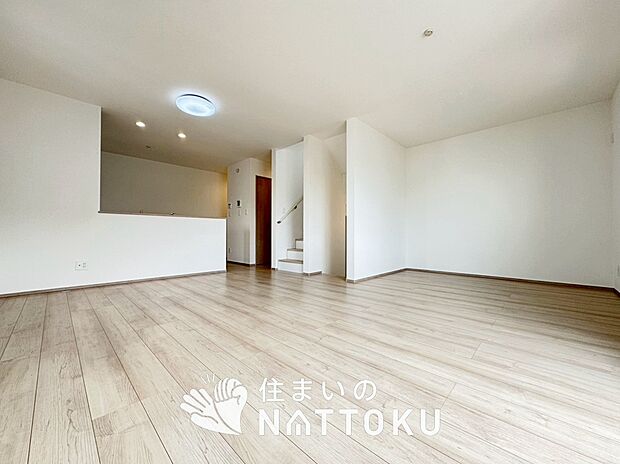 現地写真(リビング)
フローリング材には、木目、色調など木材特有の風合いがあり、ナチュラルな美しさになっています。