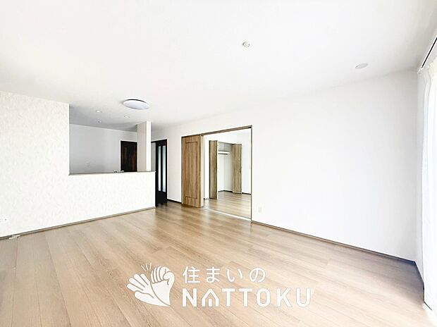 現地写真(リビング)
フローリング材には、木目、色調など木材特有の風合いがあり、ナチュラルな美しさになっています。