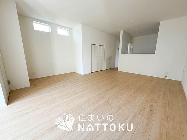 現地写真(リビング)
フローリング材には、木目、色調など木材特有の風合いがあり、ナチュラルな美しさになっています。