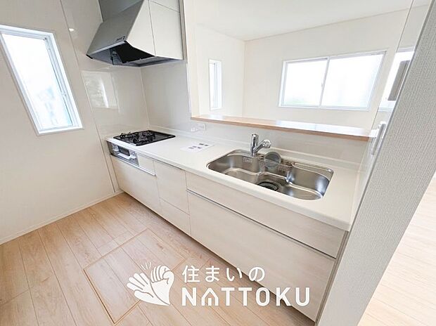 現地写真(キッチン)
収納たっぷりのシステムキッチン、浄水器付水栓を標準装備しています。