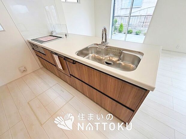 現地写真(キッチン)
収納たっぷりのシステムキッチン、浄水器付水栓を標準装備しています。