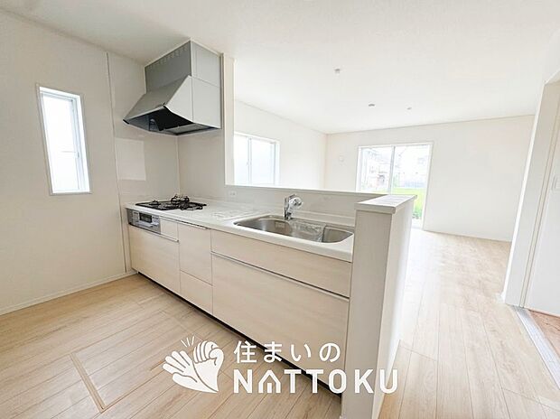 現地写真(キッチン)
収納たっぷりのシステムキッチン、浄水器付水栓を標準装備しています。