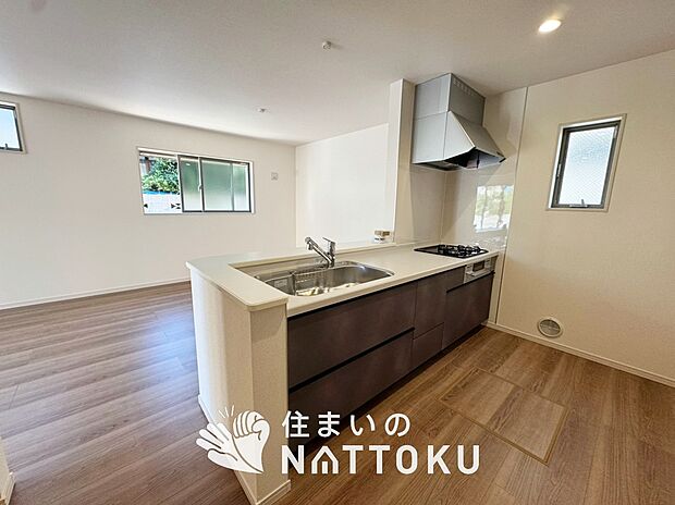 現地写真(キッチン)
収納たっぷりのシステムキッチン、浄水器付水栓を標準装備しています。