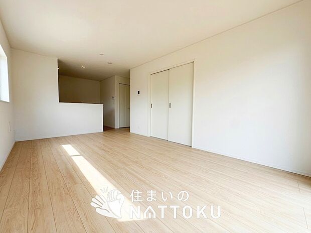 現地写真(リビング)
フローリング材には、木目、色調など木材特有の風合いがあり、ナチュラルな美しさになっています。
