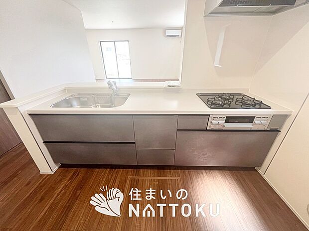 現地写真(キッチン)
収納たっぷりのシステムキッチン、浄水器付水栓を標準装備しています。