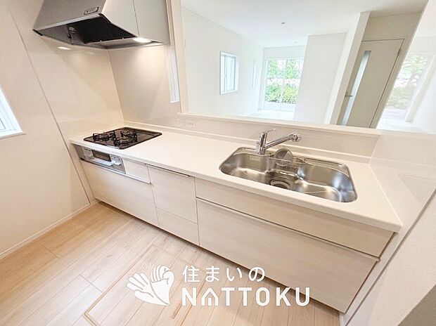 現地写真（キッチン）
収納たっぷりのシステムキッチン、浄水器付水栓を標準装備しています。
