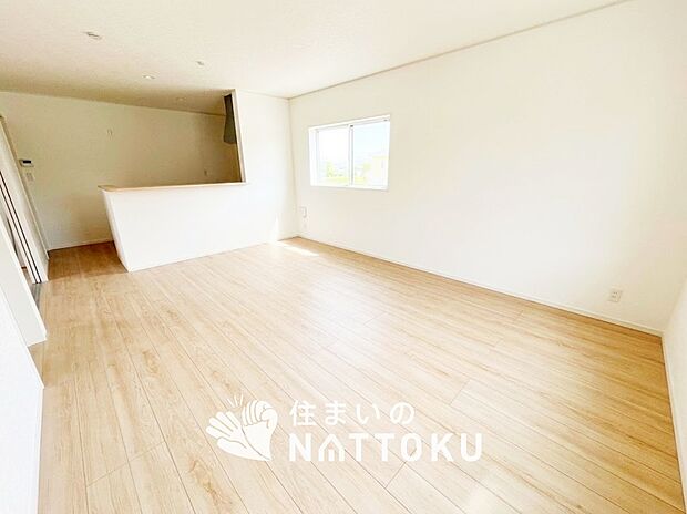 現地写真（リビング）
フローリング材には、木目、色調など木材特有の風合いがあり、ナチュラルな美しさになっています。
