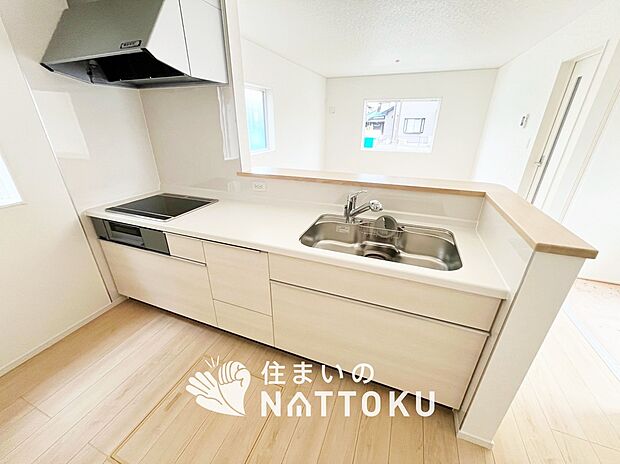 現地写真（キッチン）
収納たっぷりのシステムキッチン、浄水器付水栓を標準装備しています。
